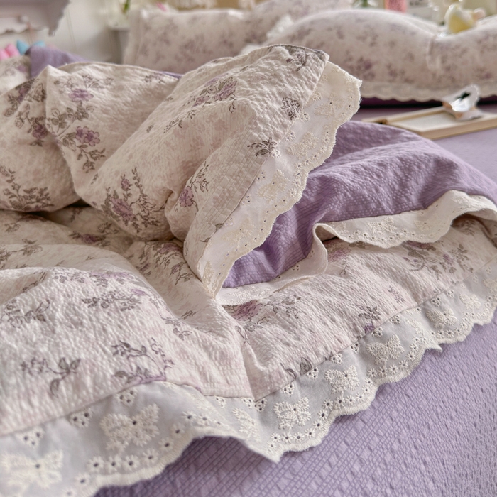 91家纺网 家纺一手货源 找家纺 贝扬思家纺 2026新款泡芙纱全棉蕾丝花边夏被-花笺系列（甜系花边撞入梦境，软乎乎的质感，治愈所有疲惫） 花笺-柔紫碎花屿