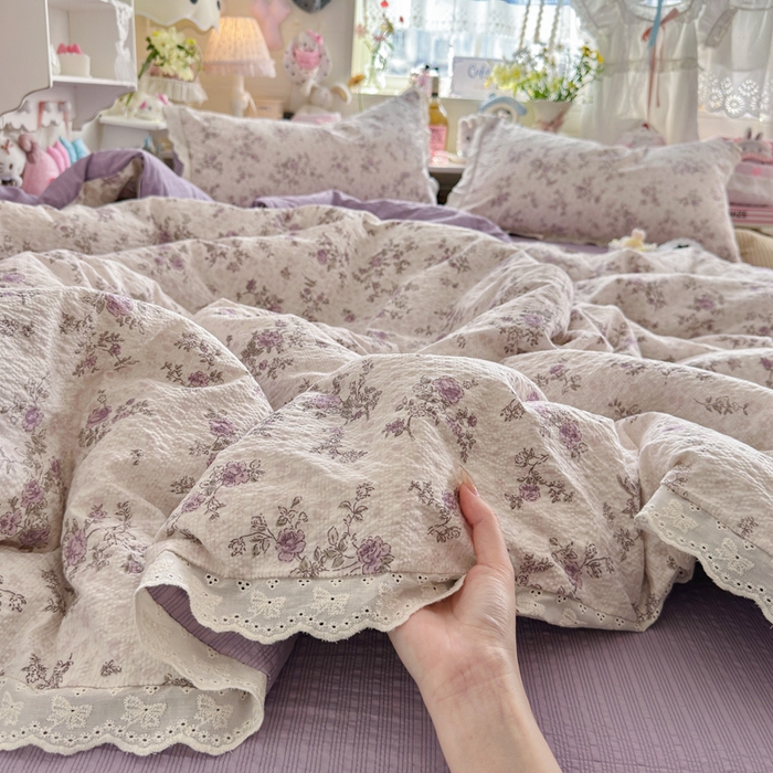 91家纺网 家纺一手货源 找家纺 贝扬思家纺 2026新款泡芙纱全棉蕾丝花边夏被-花笺系列（甜系花边撞入梦境，软乎乎的质感，治愈所有疲惫） 花笺-柔紫碎花屿