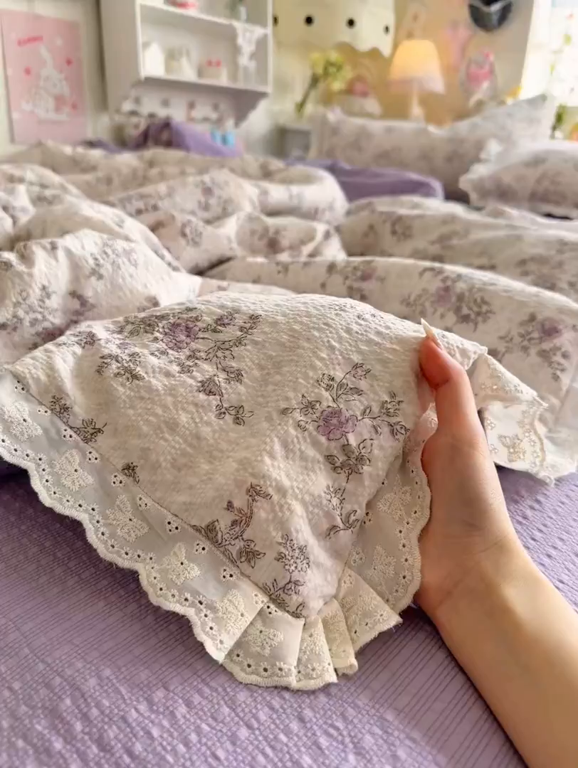 91家纺网 家纺一手货源 找家纺 贝扬思家纺 2026新款泡芙纱全棉蕾丝花边夏被-花笺系列（甜系花边撞入梦境，软乎乎的质感，治愈所有疲惫） 花笺-柔紫碎花屿