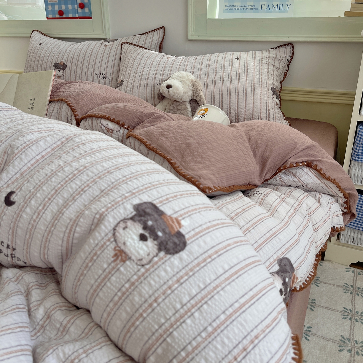 91家纺网 家纺一手货源 找家纺 凯洛奇 2026春夏新款A类高品质泡芙纱贝壳边四件套 幸运小狗