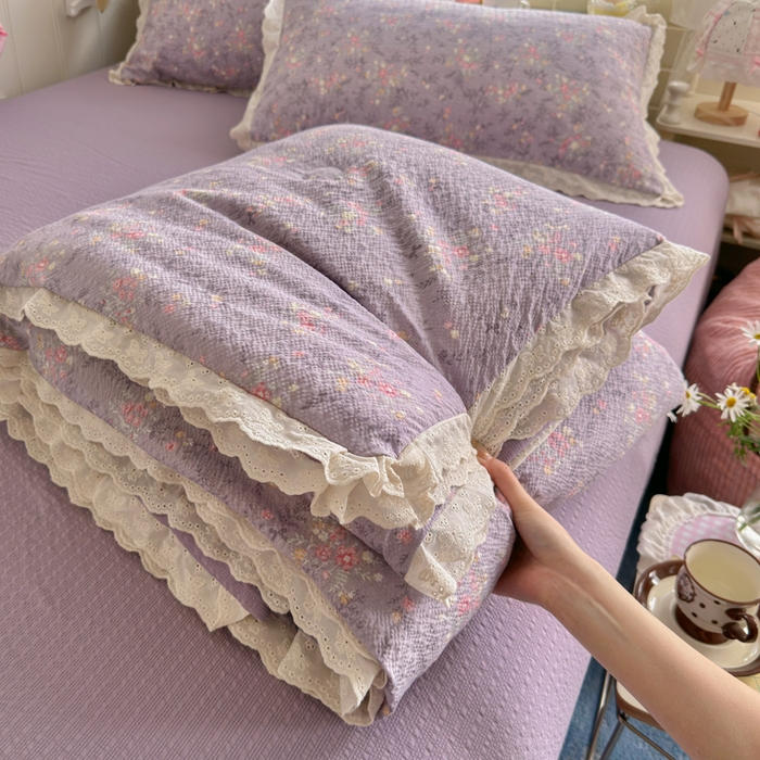 91家纺网 家纺一手货源 找家纺 贝扬思家纺 2026新款泡芙纱全棉蕾丝花边夏被-花笺系列（甜系花边撞入梦境，软乎乎的质感，治愈所有疲惫） 花笺-松间茶事