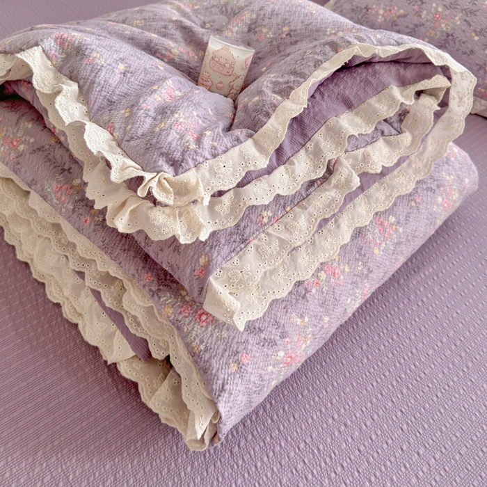 91家纺网 家纺一手货源 找家纺 贝扬思家纺 2026新款泡芙纱全棉蕾丝花边夏被-花笺系列（甜系花边撞入梦境，软乎乎的质感，治愈所有疲惫） 花笺-松间茶事