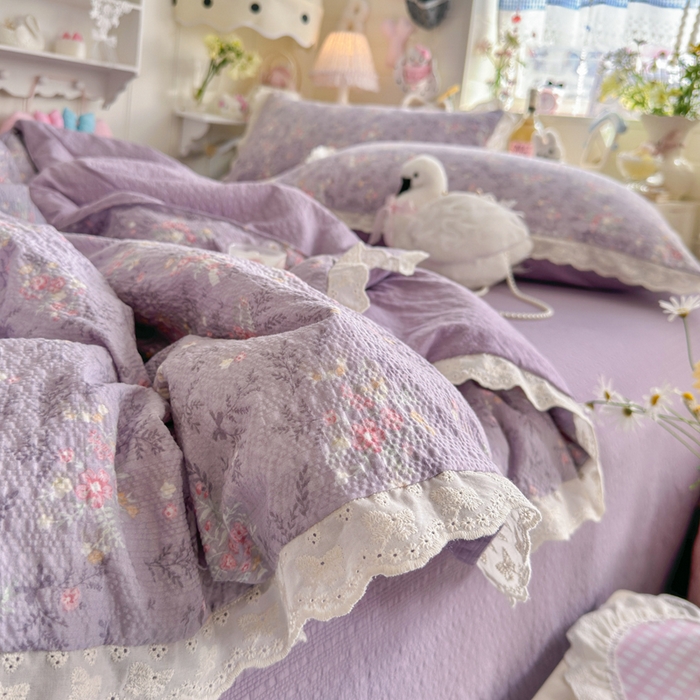 91家纺网 家纺一手货源 找家纺 贝扬思家纺 2026新款泡芙纱全棉蕾丝花边夏被-花笺系列（甜系花边撞入梦境，软乎乎的质感，治愈所有疲惫） 花笺-松间茶事