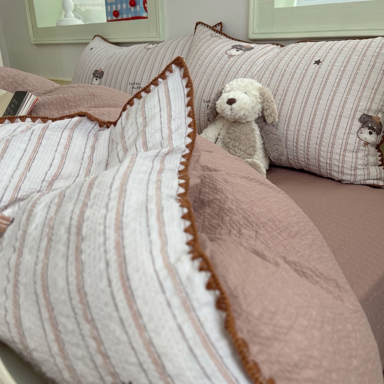 91家纺网 家纺一手货源 找家纺 凯洛奇 2026春夏新款A类高品质泡芙纱贝壳边四件套 幸运小狗