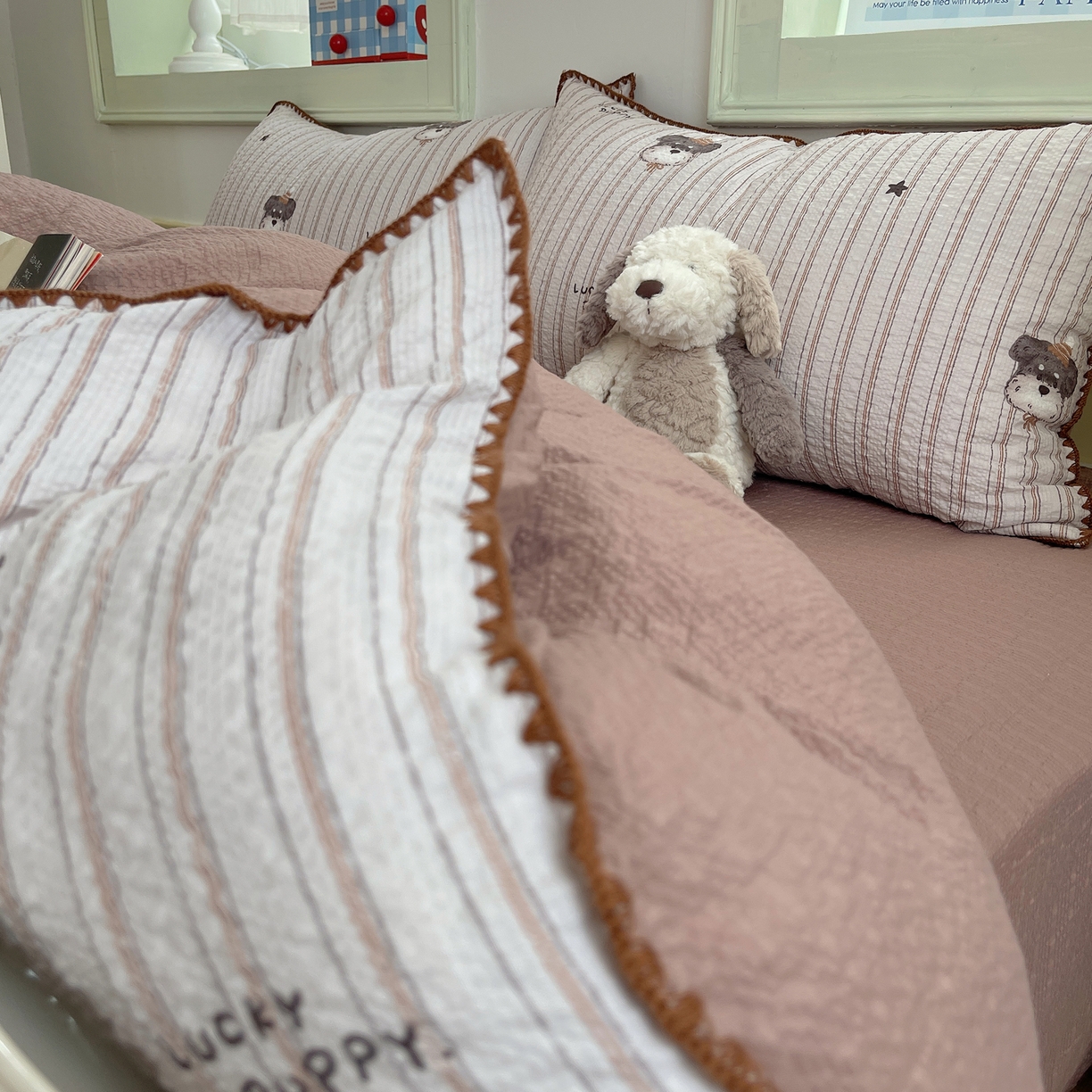 91家纺网 家纺一手货源 找家纺 凯洛奇 2026春夏新款A类高品质泡芙纱贝壳边四件套 幸运小狗