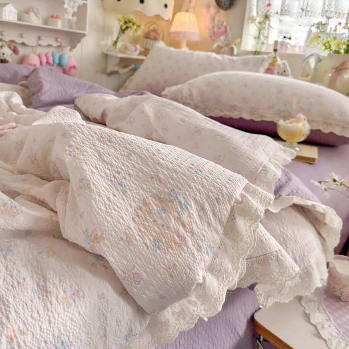 91家纺网 家纺一手货源 找家纺 贝扬思家纺 2026新款泡芙纱全棉蕾丝花边夏被-花笺系列（甜系花边撞入梦境，软乎乎的质感，治愈所有疲惫） 花笺-碎花藏甜