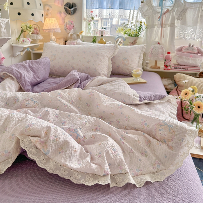 91家纺网 家纺一手货源 找家纺 贝扬思家纺 2026新款泡芙纱全棉蕾丝花边夏被-花笺系列（甜系花边撞入梦境，软乎乎的质感，治愈所有疲惫） 花笺-碎花藏甜