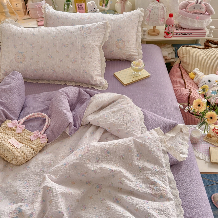 91家纺网 家纺一手货源 找家纺 贝扬思家纺 2026新款泡芙纱全棉蕾丝花边夏被-花笺系列（甜系花边撞入梦境，软乎乎的质感，治愈所有疲惫） 花笺-碎花藏甜