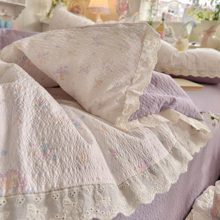 91家纺网 家纺一手货源 找家纺 贝扬思家纺 2026新款泡芙纱全棉蕾丝花边夏被-花笺系列（甜系花边撞入梦境，软乎乎的质感，治愈所有疲惫） 花笺-碎花藏甜