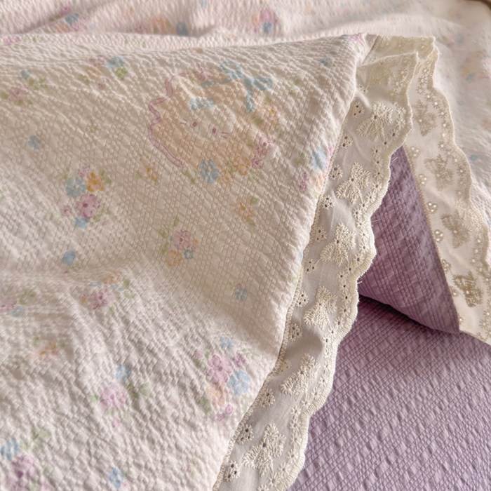 91家纺网 家纺一手货源 找家纺 贝扬思家纺 2026新款泡芙纱全棉蕾丝花边夏被-花笺系列（甜系花边撞入梦境，软乎乎的质感，治愈所有疲惫） 花笺-碎花藏甜