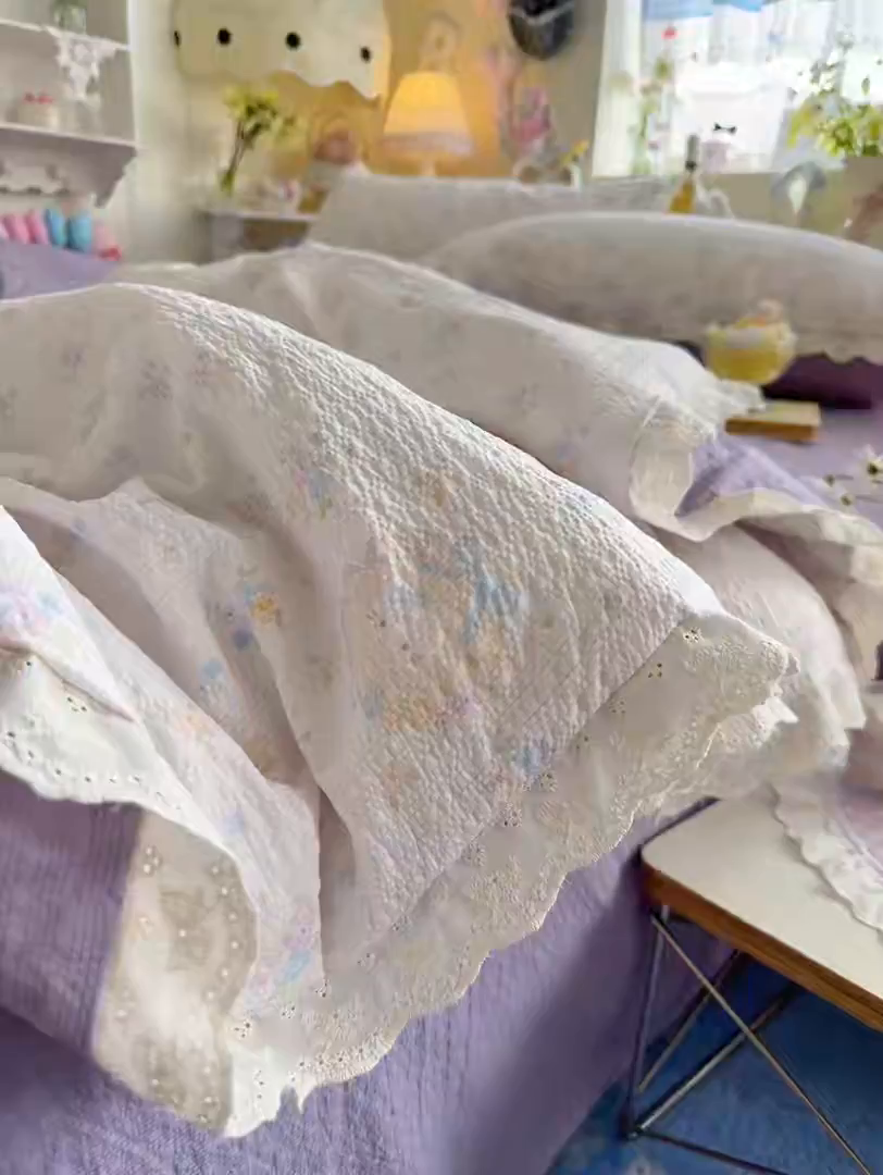 91家纺网 家纺一手货源 找家纺 贝扬思家纺 2026新款泡芙纱全棉蕾丝花边夏被-花笺系列（甜系花边撞入梦境，软乎乎的质感，治愈所有疲惫） 花笺-碎花藏甜