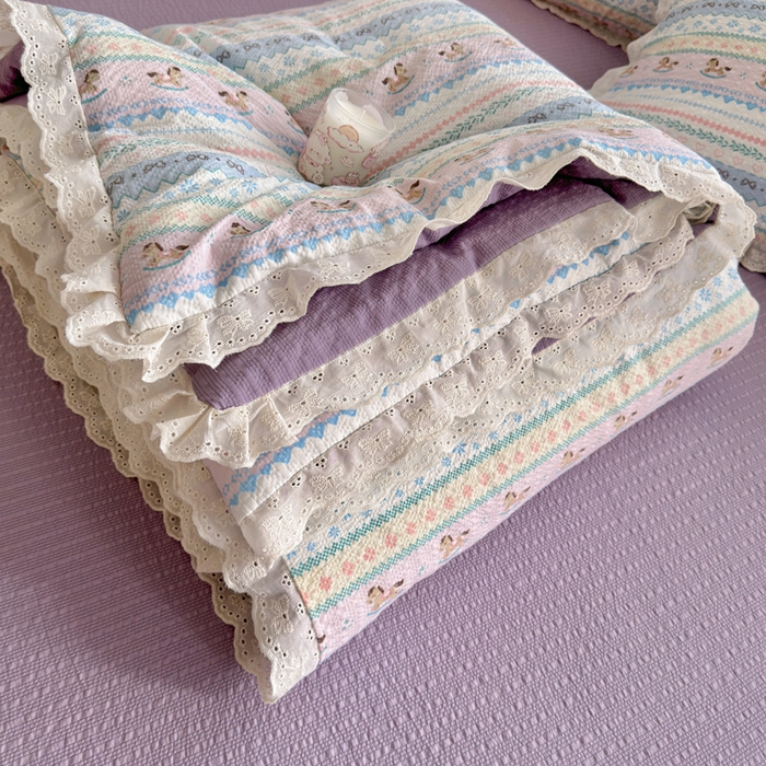 91家纺网 家纺一手货源 找家纺 贝扬思家纺 2026新款泡芙纱全棉蕾丝花边夏被-花笺系列（甜系花边撞入梦境，软乎乎的质感，治愈所有疲惫） 花笺-甜心木马卷