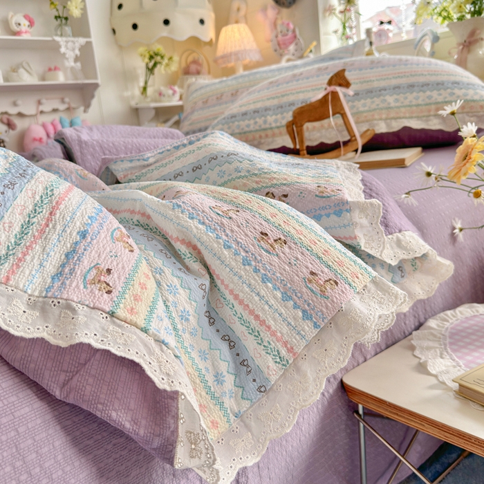 91家纺网 家纺一手货源 找家纺 贝扬思家纺 2026新款泡芙纱全棉蕾丝花边夏被-花笺系列（甜系花边撞入梦境，软乎乎的质感，治愈所有疲惫） 花笺-甜心木马卷