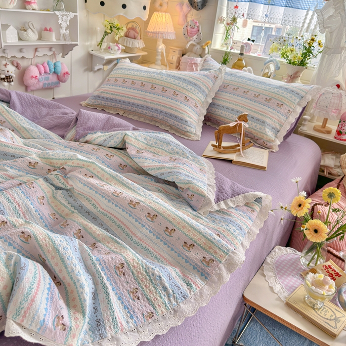 91家纺网 家纺一手货源 找家纺 贝扬思家纺 2026新款泡芙纱全棉蕾丝花边夏被-花笺系列（甜系花边撞入梦境，软乎乎的质感，治愈所有疲惫） 花笺-甜心木马卷