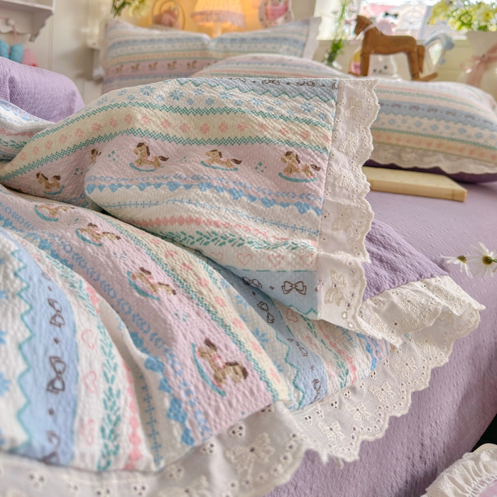 91家纺网 家纺一手货源 找家纺 贝扬思家纺 2026新款泡芙纱全棉蕾丝花边夏被-花笺系列（甜系花边撞入梦境，软乎乎的质感，治愈所有疲惫） 花笺-甜心木马卷