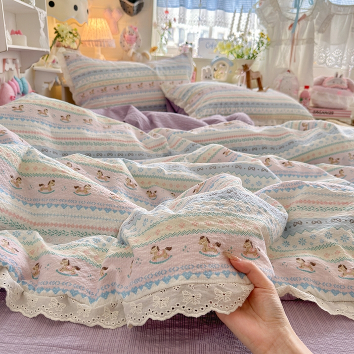 91家纺网 家纺一手货源 找家纺 贝扬思家纺 2026新款泡芙纱全棉蕾丝花边夏被-花笺系列（甜系花边撞入梦境，软乎乎的质感，治愈所有疲惫） 花笺-甜心木马卷
