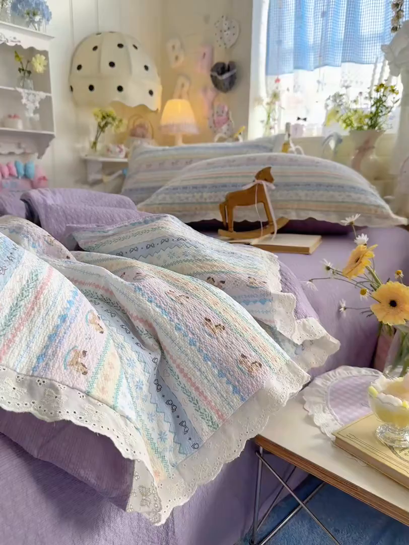 91家纺网 家纺一手货源 找家纺 贝扬思家纺 2026新款泡芙纱全棉蕾丝花边夏被-花笺系列（甜系花边撞入梦境，软乎乎的质感，治愈所有疲惫） 花笺-甜心木马卷
