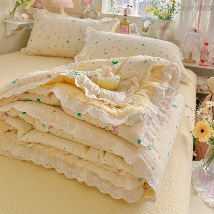91家纺网 家纺一手货源 找家纺 贝扬思家纺 2026新款泡芙纱全棉蕾丝花边夏被-花笺系列（甜系花边撞入梦境，软乎乎的质感，治愈所有疲惫） 花笺-摇摇木马
