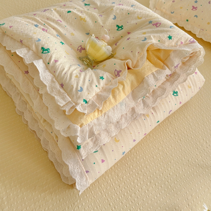 91家纺网 家纺一手货源 找家纺 贝扬思家纺 2026新款泡芙纱全棉蕾丝花边夏被-花笺系列（甜系花边撞入梦境，软乎乎的质感，治愈所有疲惫） 花笺-摇摇木马