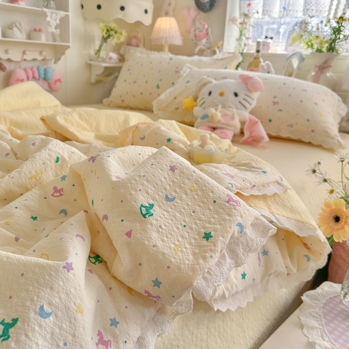 91家纺网 家纺一手货源 找家纺 贝扬思家纺 2026新款泡芙纱全棉蕾丝花边夏被-花笺系列（甜系花边撞入梦境，软乎乎的质感，治愈所有疲惫） 花笺-摇摇木马