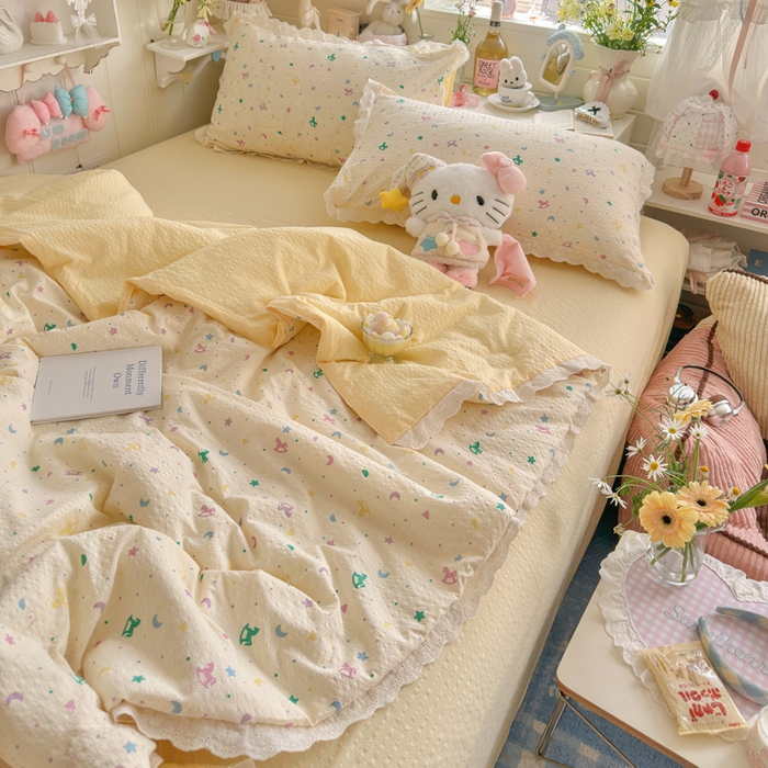 91家纺网 家纺一手货源 找家纺 贝扬思家纺 2026新款泡芙纱全棉蕾丝花边夏被-花笺系列（甜系花边撞入梦境，软乎乎的质感，治愈所有疲惫） 花笺-摇摇木马