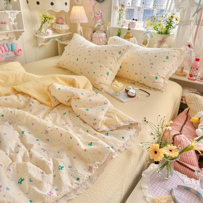 91家纺网 家纺一手货源 找家纺 贝扬思家纺 2026新款泡芙纱全棉蕾丝花边夏被-花笺系列（甜系花边撞入梦境，软乎乎的质感，治愈所有疲惫） 花笺-摇摇木马