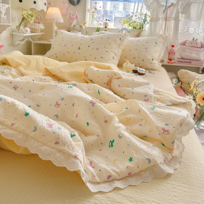 91家纺网 家纺一手货源 找家纺 贝扬思家纺 2026新款泡芙纱全棉蕾丝花边夏被-花笺系列（甜系花边撞入梦境，软乎乎的质感，治愈所有疲惫） 花笺-摇摇木马