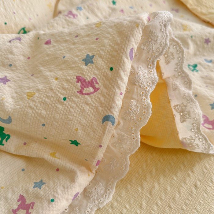 91家纺网 家纺一手货源 找家纺 贝扬思家纺 2026新款泡芙纱全棉蕾丝花边夏被-花笺系列（甜系花边撞入梦境，软乎乎的质感，治愈所有疲惫） 花笺-摇摇木马