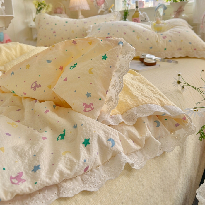 91家纺网 家纺一手货源 找家纺 贝扬思家纺 2026新款泡芙纱全棉蕾丝花边夏被-花笺系列（甜系花边撞入梦境，软乎乎的质感，治愈所有疲惫） 花笺-摇摇木马