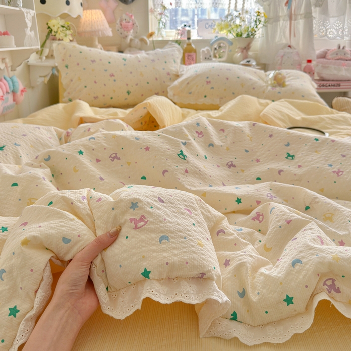 91家纺网 家纺一手货源 找家纺 贝扬思家纺 2026新款泡芙纱全棉蕾丝花边夏被-花笺系列（甜系花边撞入梦境，软乎乎的质感，治愈所有疲惫） 花笺-摇摇木马