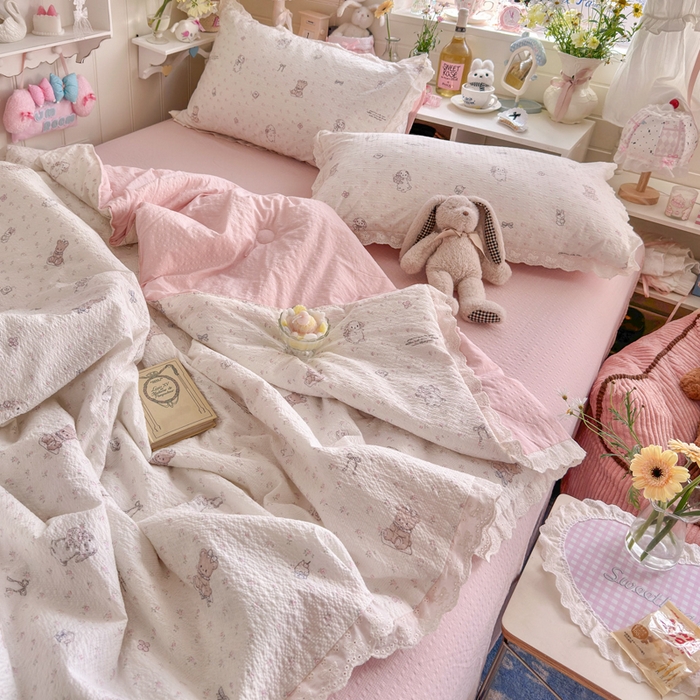 91家纺网 家纺一手货源 找家纺 贝扬思家纺 2026新款泡芙纱全棉蕾丝花边夏被-花笺系列（甜系花边撞入梦境，软乎乎的质感，治愈所有疲惫） 花笺-悦悦小兔