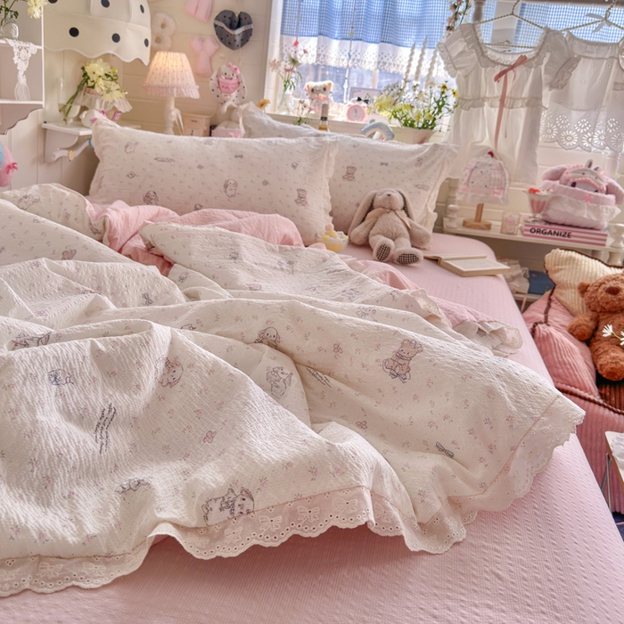 91家纺网 家纺一手货源 找家纺 贝扬思家纺 2026新款泡芙纱全棉蕾丝花边夏被-花笺系列（甜系花边撞入梦境，软乎乎的质感，治愈所有疲惫） 花笺-悦悦小兔