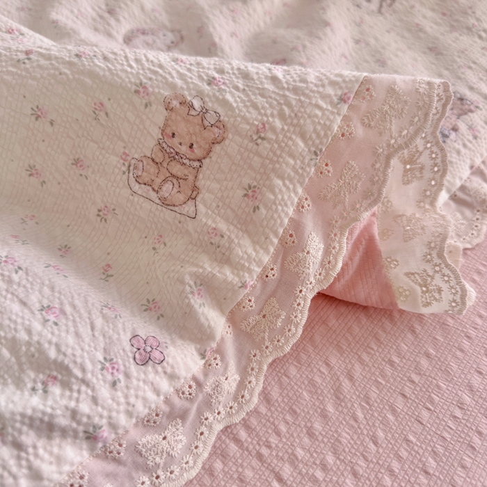 91家纺网 家纺一手货源 找家纺 贝扬思家纺 2026新款泡芙纱全棉蕾丝花边夏被-花笺系列（甜系花边撞入梦境，软乎乎的质感，治愈所有疲惫） 花笺-悦悦小兔