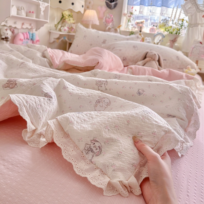 91家纺网 家纺一手货源 找家纺 贝扬思家纺 2026新款泡芙纱全棉蕾丝花边夏被-花笺系列（甜系花边撞入梦境，软乎乎的质感，治愈所有疲惫） 花笺-悦悦小兔