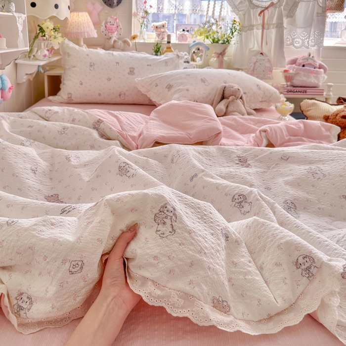 91家纺网 家纺一手货源 找家纺 贝扬思家纺 2026新款泡芙纱全棉蕾丝花边夏被-花笺系列（甜系花边撞入梦境，软乎乎的质感，治愈所有疲惫） 花笺-悦悦小兔