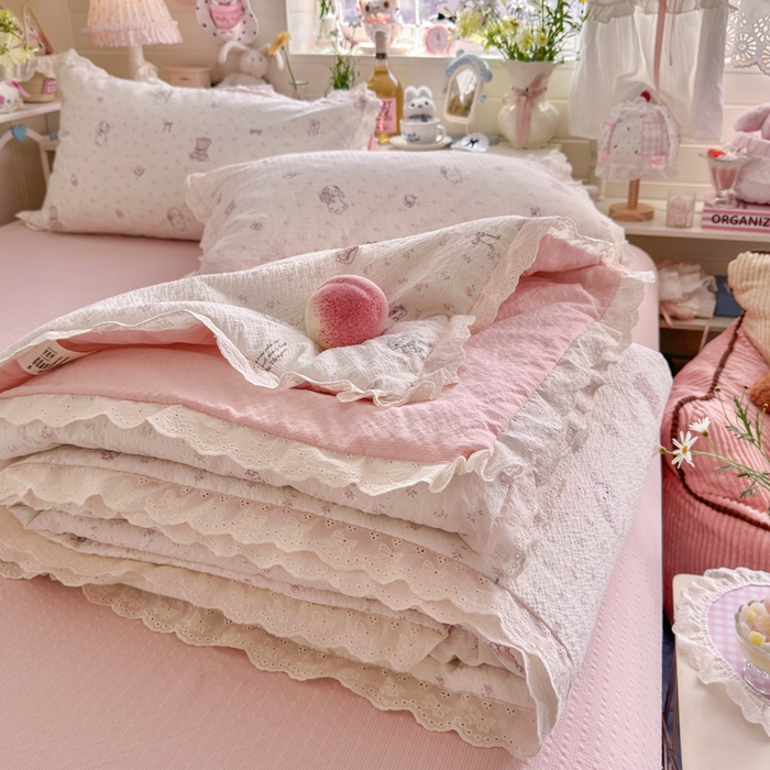 91家纺网 家纺一手货源 找家纺 贝扬思家纺 2026新款泡芙纱全棉蕾丝花边夏被-花笺系列（甜系花边撞入梦境，软乎乎的质感，治愈所有疲惫） 花笺-悦悦小兔