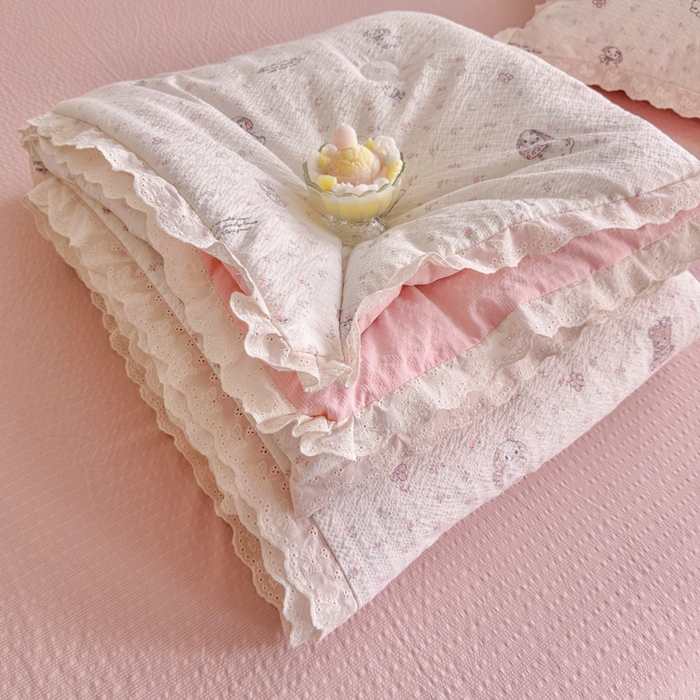 91家纺网 家纺一手货源 找家纺 贝扬思家纺 2026新款泡芙纱全棉蕾丝花边夏被-花笺系列（甜系花边撞入梦境，软乎乎的质感，治愈所有疲惫） 花笺-悦悦小兔