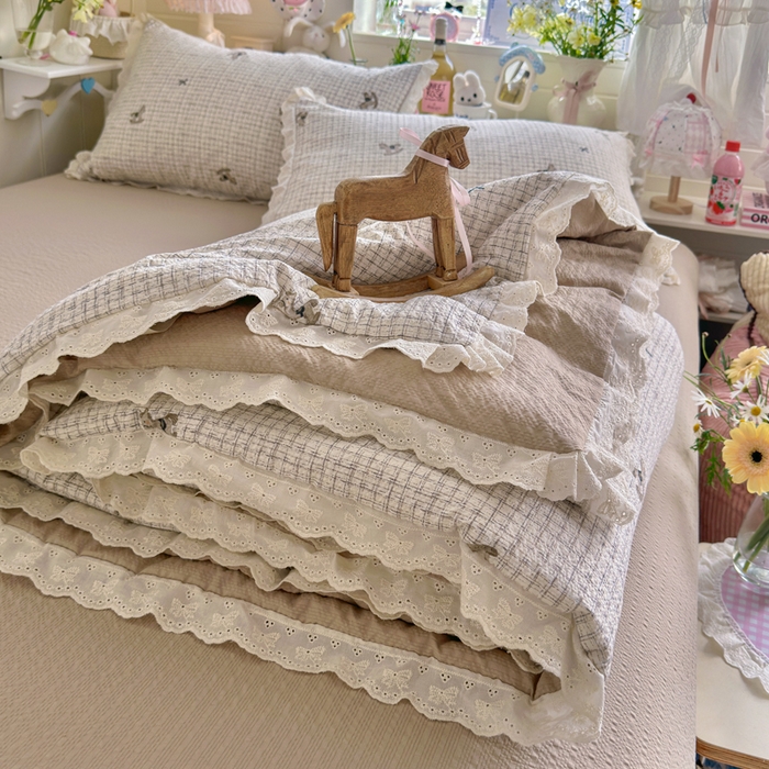 91家纺网 家纺一手货源 找家纺 贝扬思家纺 2026新款泡芙纱全棉蕾丝花边夏被-花笺系列（甜系花边撞入梦境，软乎乎的质感，治愈所有疲惫） 花笺-织纹木马迹