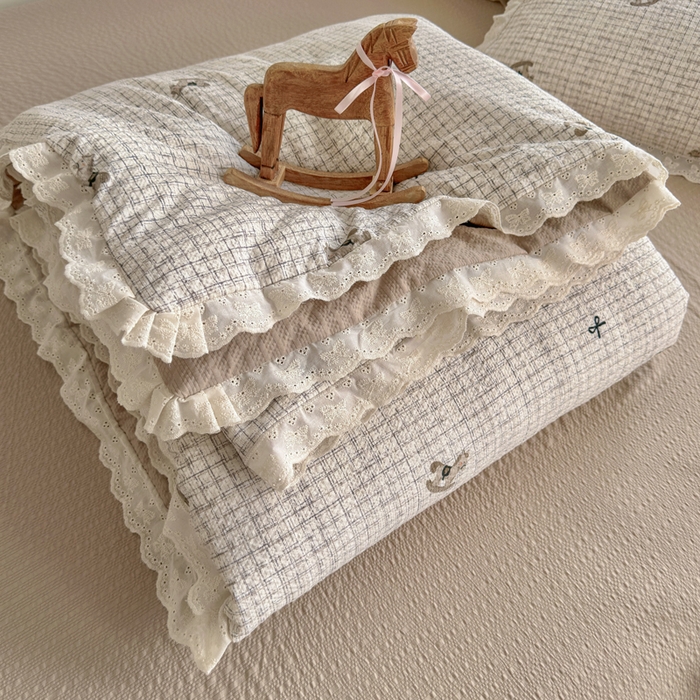91家纺网 家纺一手货源 找家纺 贝扬思家纺 2026新款泡芙纱全棉蕾丝花边夏被-花笺系列（甜系花边撞入梦境，软乎乎的质感，治愈所有疲惫） 花笺-织纹木马迹