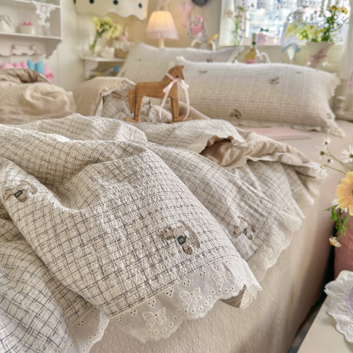 91家纺网 家纺一手货源 找家纺 贝扬思家纺 2026新款泡芙纱全棉蕾丝花边夏被-花笺系列（甜系花边撞入梦境，软乎乎的质感，治愈所有疲惫） 花笺-织纹木马迹