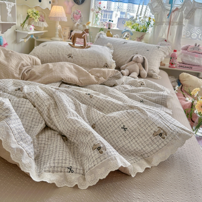 91家纺网 家纺一手货源 找家纺 贝扬思家纺 2026新款泡芙纱全棉蕾丝花边夏被-花笺系列（甜系花边撞入梦境，软乎乎的质感，治愈所有疲惫） 花笺-织纹木马迹