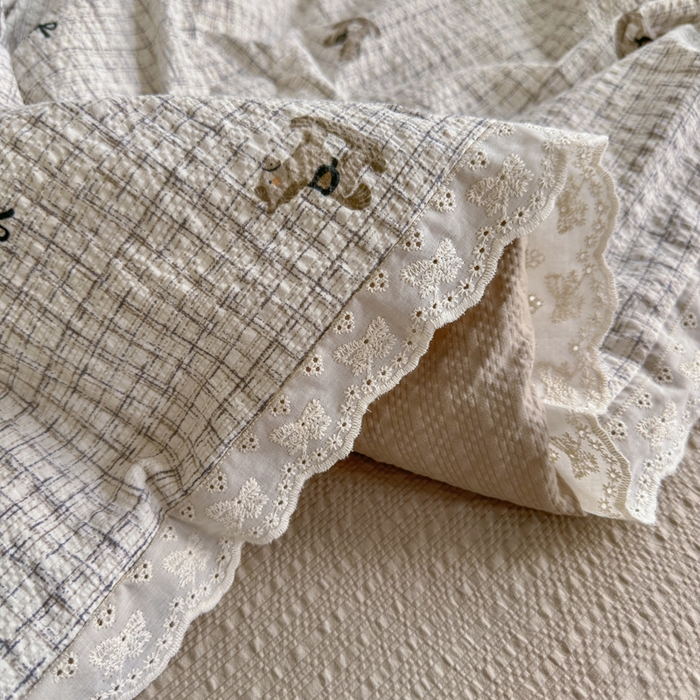 91家纺网 家纺一手货源 找家纺 贝扬思家纺 2026新款泡芙纱全棉蕾丝花边夏被-花笺系列（甜系花边撞入梦境，软乎乎的质感，治愈所有疲惫） 花笺-织纹木马迹