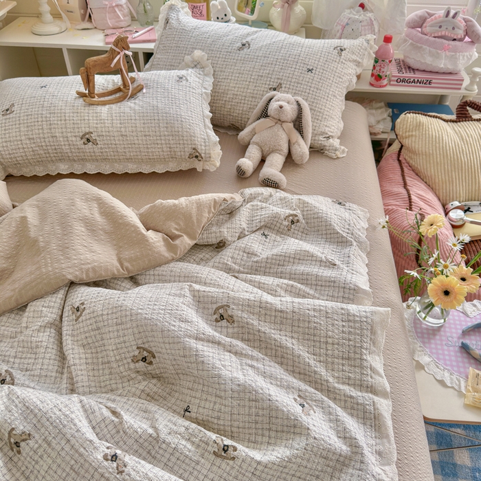 91家纺网 家纺一手货源 找家纺 贝扬思家纺 2026新款泡芙纱全棉蕾丝花边夏被-花笺系列（甜系花边撞入梦境，软乎乎的质感，治愈所有疲惫） 花笺-织纹木马迹