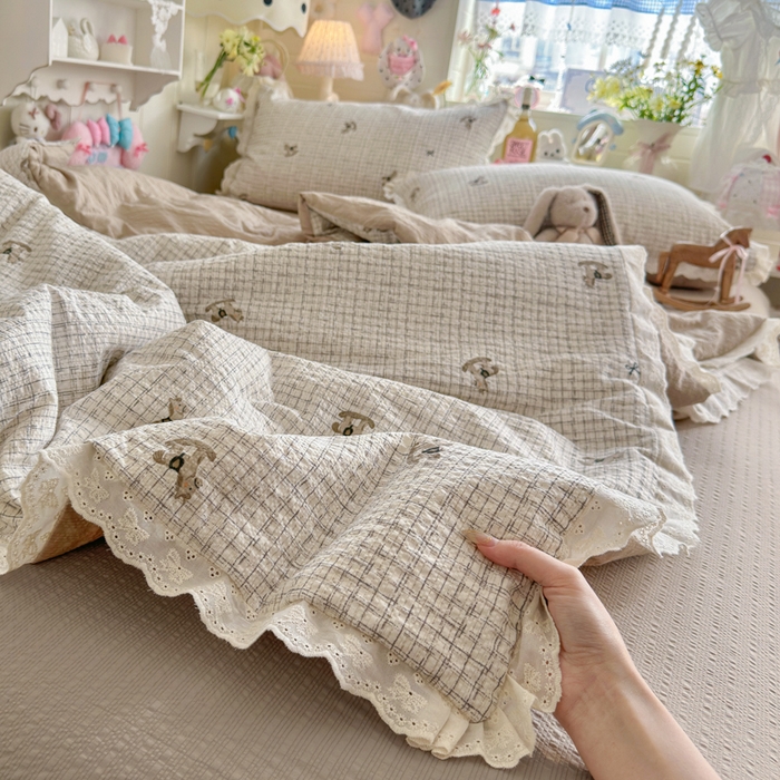91家纺网 家纺一手货源 找家纺 贝扬思家纺 2026新款泡芙纱全棉蕾丝花边夏被-花笺系列（甜系花边撞入梦境，软乎乎的质感，治愈所有疲惫） 花笺-织纹木马迹