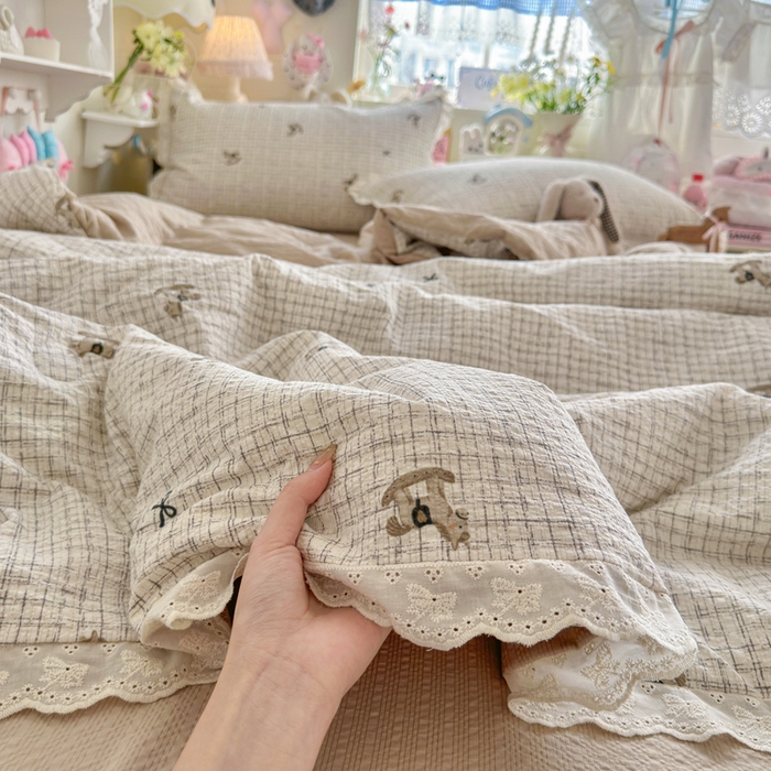 91家纺网 家纺一手货源 找家纺 贝扬思家纺 2026新款泡芙纱全棉蕾丝花边夏被-花笺系列（甜系花边撞入梦境，软乎乎的质感，治愈所有疲惫） 花笺-织纹木马迹