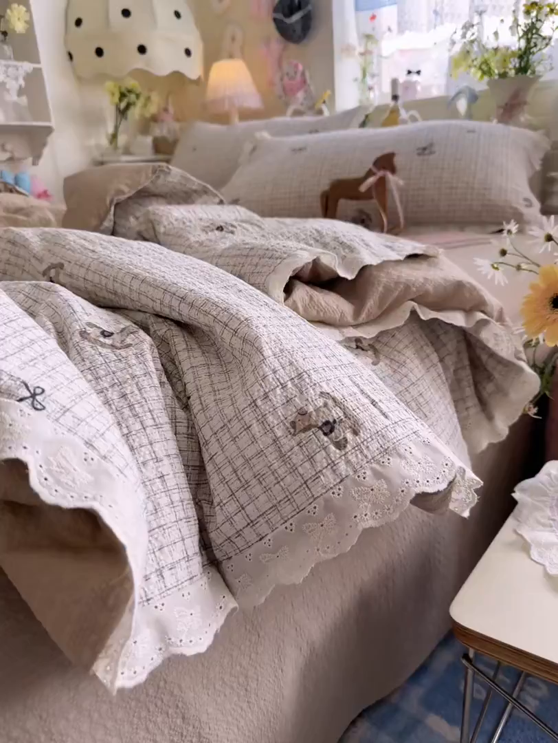 91家纺网 家纺一手货源 找家纺 贝扬思家纺 2026新款泡芙纱全棉蕾丝花边夏被-花笺系列（甜系花边撞入梦境，软乎乎的质感，治愈所有疲惫） 花笺-织纹木马迹