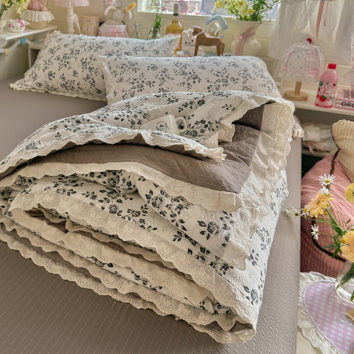 91家纺网 家纺一手货源 找家纺 贝扬思家纺 2026新款泡芙纱全棉蕾丝花边夏被-花笺系列（甜系花边撞入梦境，软乎乎的质感，治愈所有疲惫） 花笺-只闻花香