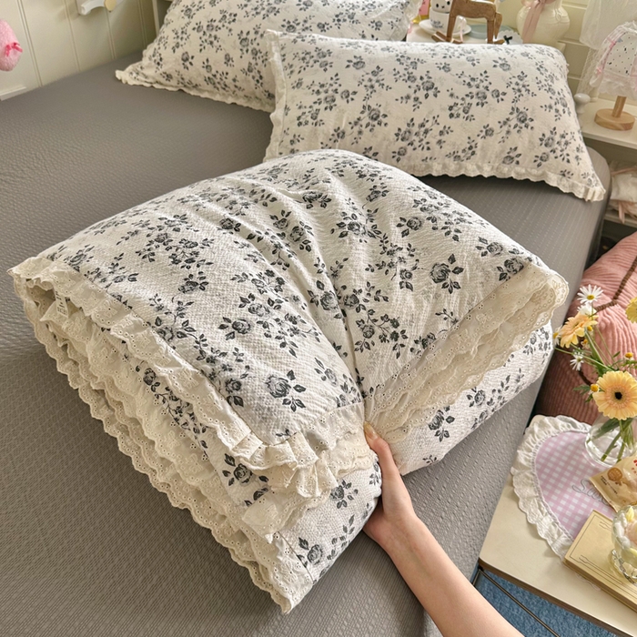 91家纺网 家纺一手货源 找家纺 贝扬思家纺 2026新款泡芙纱全棉蕾丝花边夏被-花笺系列（甜系花边撞入梦境，软乎乎的质感，治愈所有疲惫） 花笺-只闻花香