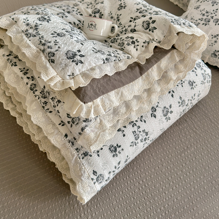 91家纺网 家纺一手货源 找家纺 贝扬思家纺 2026新款泡芙纱全棉蕾丝花边夏被-花笺系列（甜系花边撞入梦境，软乎乎的质感，治愈所有疲惫） 花笺-只闻花香