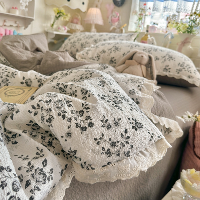 91家纺网 家纺一手货源 找家纺 贝扬思家纺 2026新款泡芙纱全棉蕾丝花边夏被-花笺系列（甜系花边撞入梦境，软乎乎的质感，治愈所有疲惫） 花笺-只闻花香